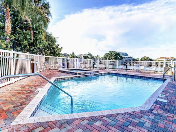 Stroll in Five minuets to the Beach Excellent Clearwater Bayview Condo