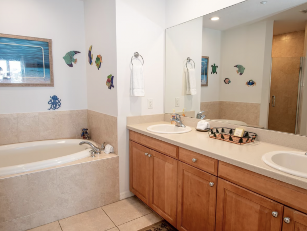 Stroll in Five minuets to the Beach Excellent Clearwater Bayview Condo