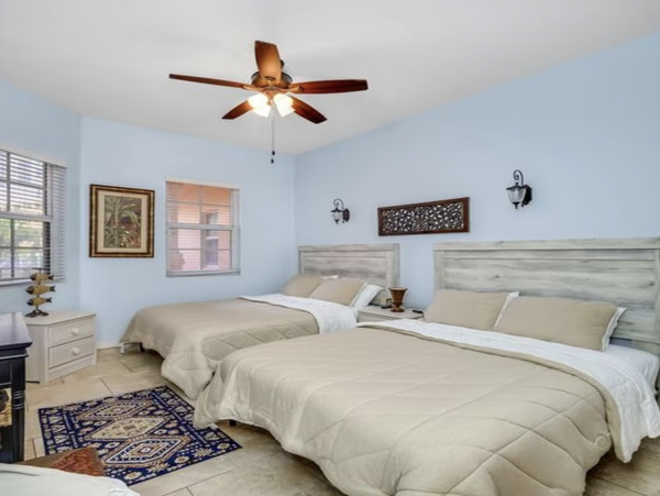 Stroll in Five minuets to the Beach Excellent Clearwater Bayview Condo
