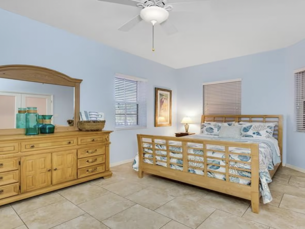 Stroll in Five minuets to the Beach Excellent Clearwater Bayview Condo