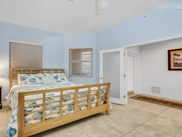 Stroll in Five minuets to the Beach Excellent Clearwater Bayview Condo