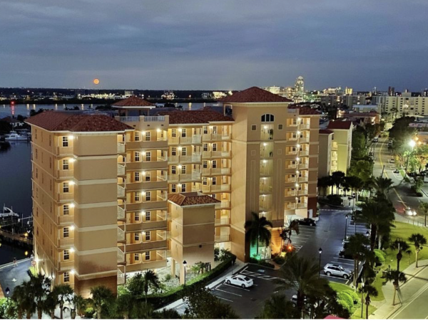 Stroll in Five minuets to the Beach Excellent Clearwater Bayview Condo