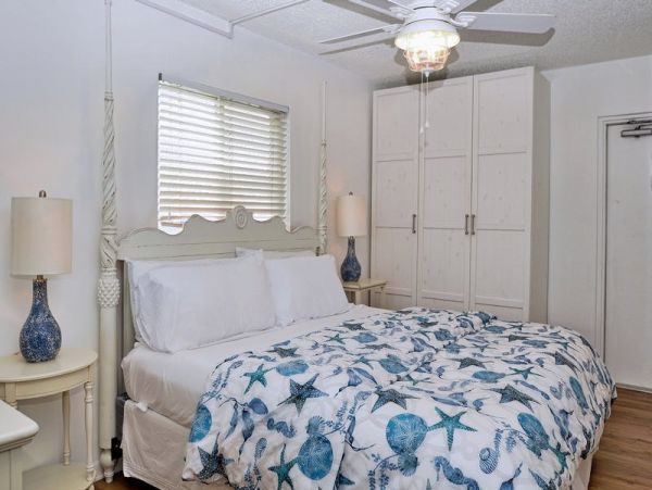Clearwater Beach Studio Sleeps Four Guests with Bay Views