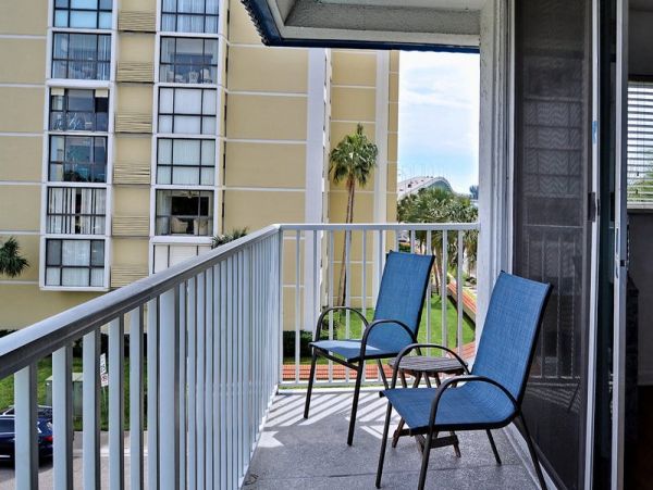 Clearwater Beach Studio Sleeps Four Guests with Bay Views