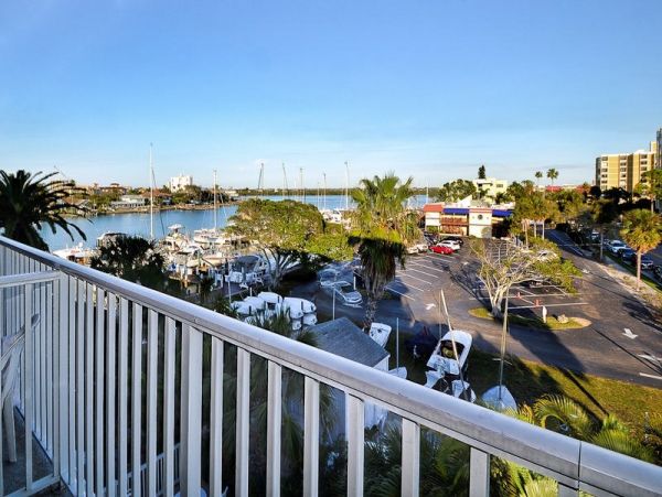 Clearwater Beach Studio Sleeps Four Guests with Bay Views