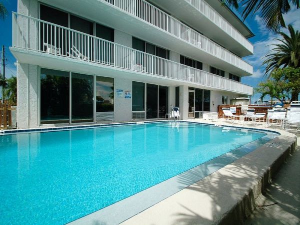 Clearwater Beach Studio Sleeps Four Guests with Bay Views