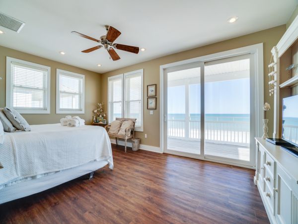 Gulf Front Vacation Rental with 6 Bedrooms in Indian Pass