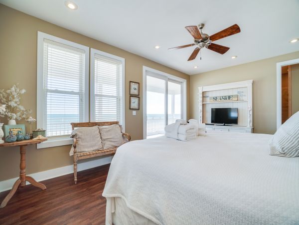 Gulf Front Vacation Rental with 6 Bedrooms in Indian Pass
