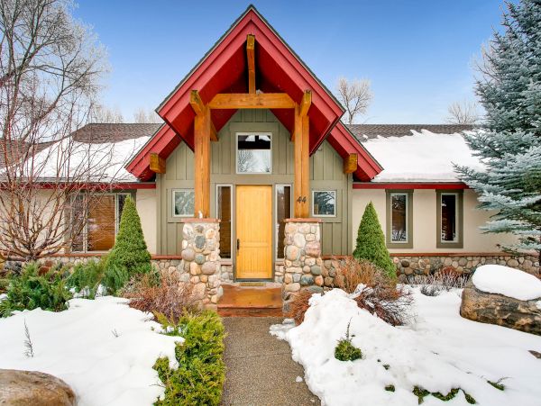 Luxury Four Bedroom Vacation Home in Eagle River 8 Guests