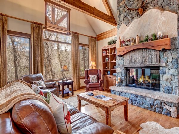 Luxury Four Bedroom Vacation Home in Eagle River 8 Guests