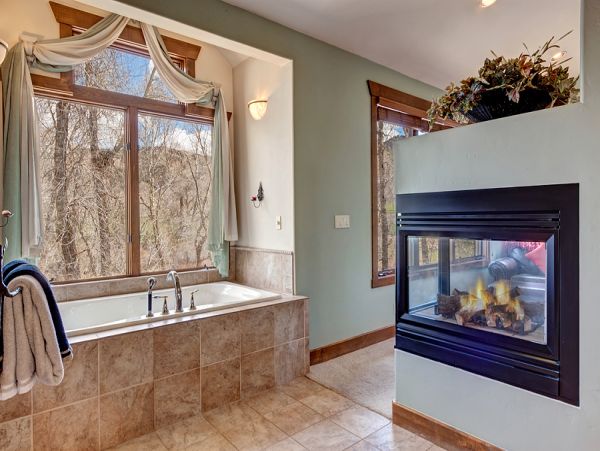 Luxury Four Bedroom Vacation Home in Eagle River 8 Guests