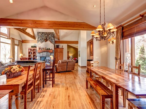 Luxury Four Bedroom Vacation Home in Eagle River 8 Guests