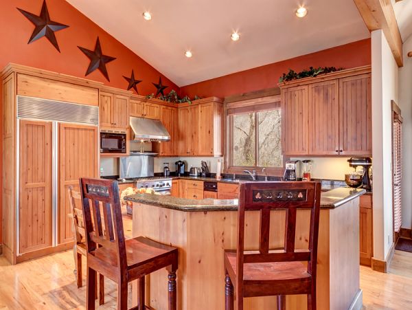 Luxury Four Bedroom Vacation Home in Eagle River 8 Guests