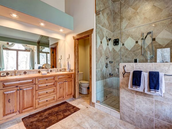 Luxury Four Bedroom Vacation Home in Eagle River 8 Guests