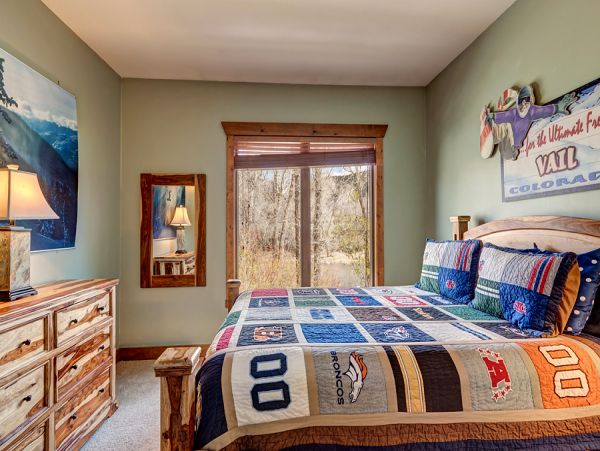 Luxury Four Bedroom Vacation Home in Eagle River 8 Guests