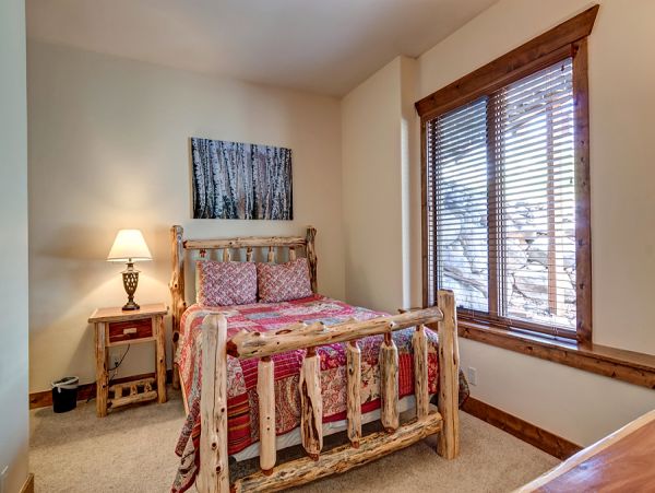 Luxury Four Bedroom Vacation Home in Eagle River 8 Guests