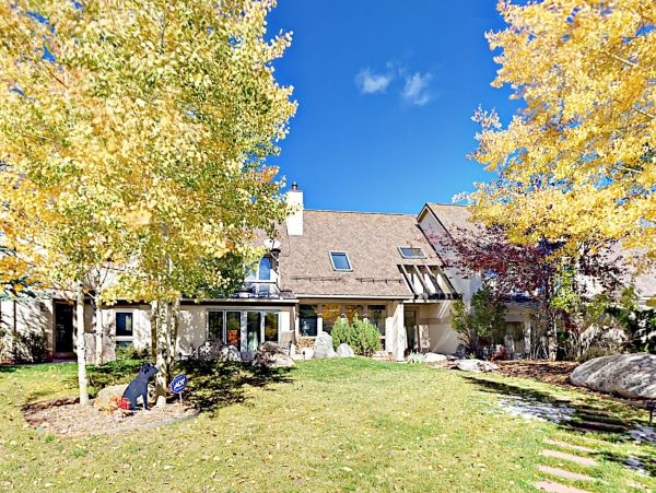Avon Four Bedroom Mountain View Vacation Home Sleeps 10