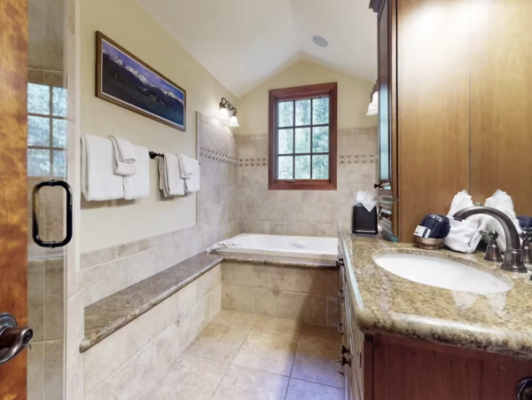 Keystone Six Bedroom Luxury Vacation Home Perfect Getaway 6,000 Sq Ft. NEW ARRIVAL!