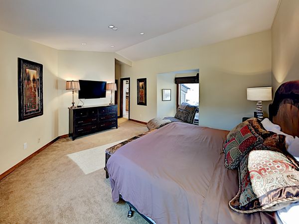 Sandstone Townhome with Private Hot tub and on Shuttle