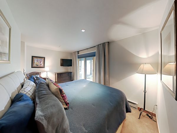 Sandstone Townhome with Private Hot tub and on Shuttle