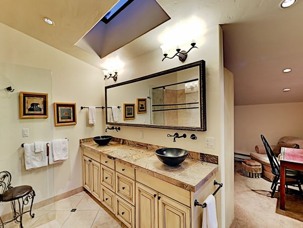 Sandstone Townhome with Private Hot tub and on Shuttle