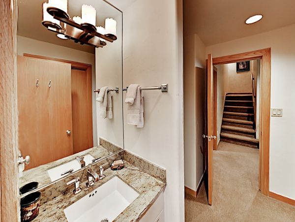 Sandstone Townhome with Private Hot tub and on Shuttle