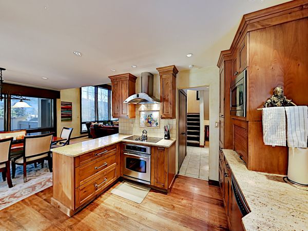 Sandstone Townhome with Private Hot tub and on Shuttle