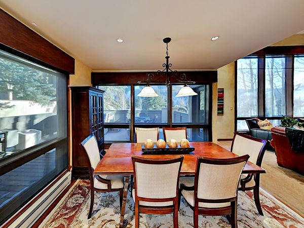Sandstone Townhome with Private Hot tub and on Shuttle