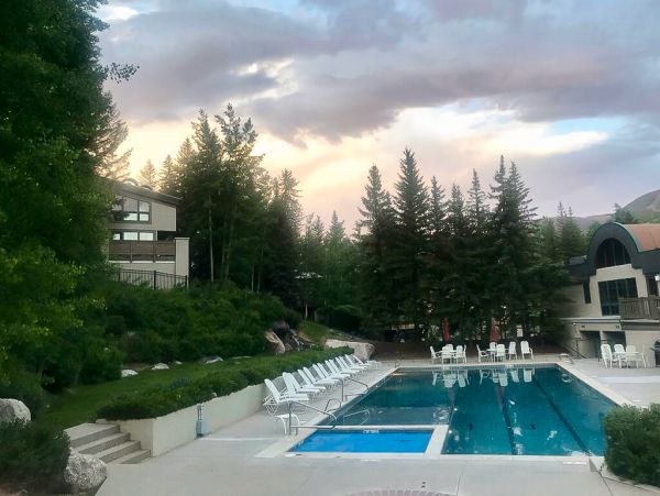 Sandstone Townhome with Private Hot tub and on Shuttle
