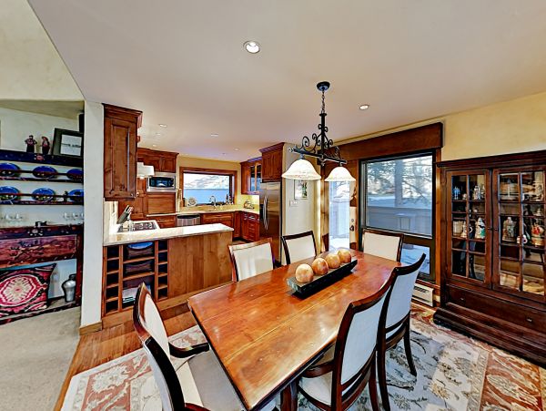 Sandstone Townhome with Private Hot tub and on Shuttle