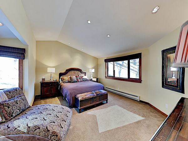 Sandstone Townhome with Private Hot tub and on Shuttle