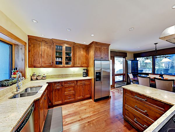 Sandstone Townhome with Private Hot tub and on Shuttle