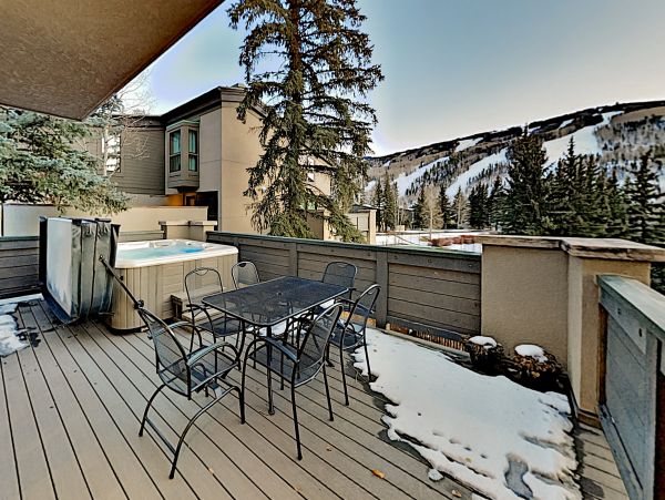 Sandstone Townhome with Private Hot tub and on Shuttle