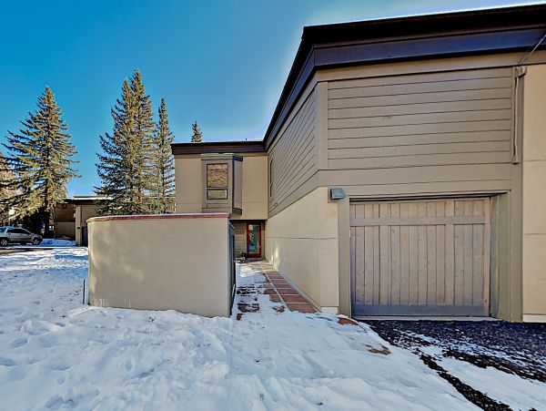 Sandstone Townhome with Private Hot tub and on Shuttle