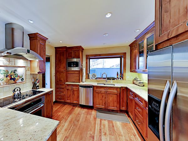Sandstone Townhome with Private Hot tub and on Shuttle