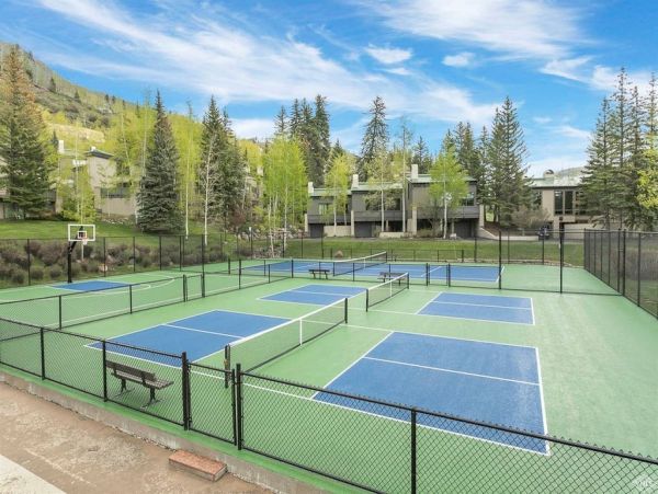 Sandstone Townhome with Private Hot tub and on Shuttle