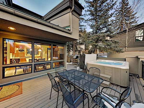 Sandstone Townhome with Private Hot tub and on Shuttle