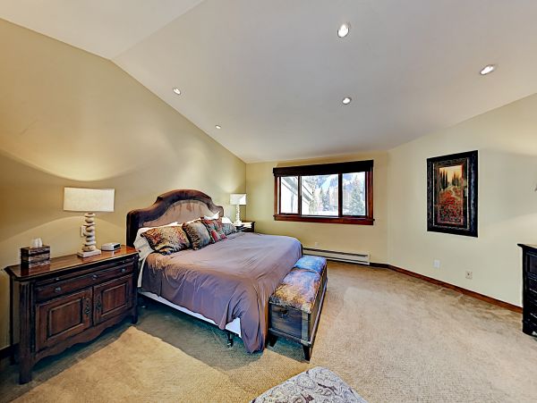 Sandstone Townhome with Private Hot tub and on Shuttle