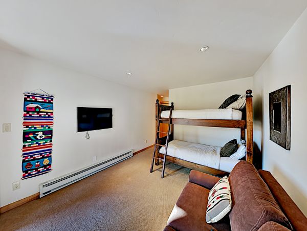 Sandstone Townhome with Private Hot tub and on Shuttle
