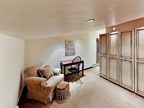 Sandstone Townhome with Private Hot tub and on Shuttle