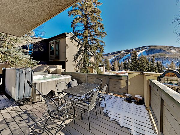Sandstone Townhome with Private Hot tub and on Shuttle