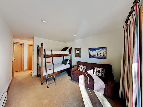 Sandstone Townhome with Private Hot tub and on Shuttle