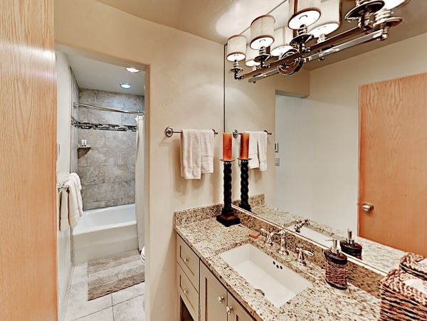 Sandstone Townhome with Private Hot tub and on Shuttle