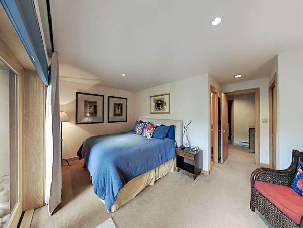 Sandstone Townhome with Private Hot tub and on Shuttle