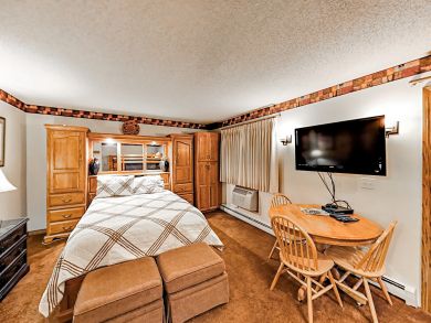 Steamboat Springs 4 Bedroom Ski Condo Sleeps 14 Walk to Lift