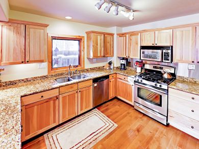 Spacious Five Bedroom - Short Walk to Main Street