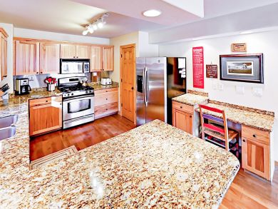 Spacious Five Bedroom - Short Walk to Main Street
