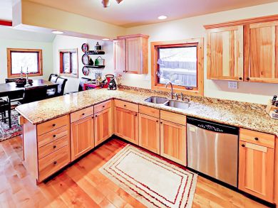 Spacious Five Bedroom - Short Walk to Main Street