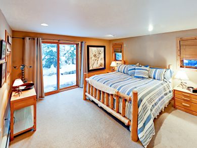 Spacious Five Bedroom - Short Walk to Main Street