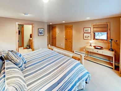 Spacious Five Bedroom - Short Walk to Main Street